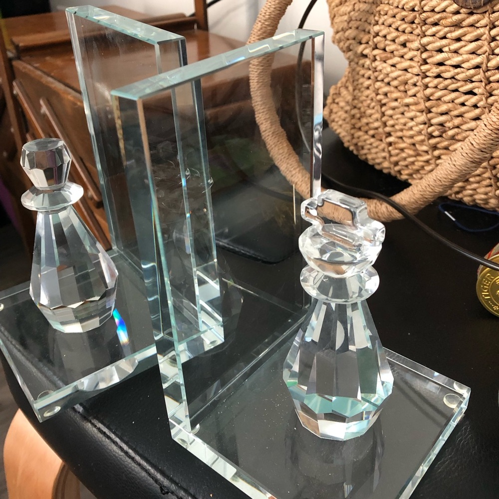Elegant Clear Glass Bookends with Chess Piece Design